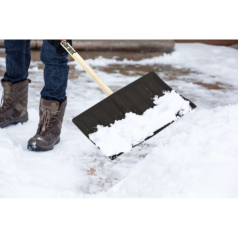 Snow shovel, 18" poly blade